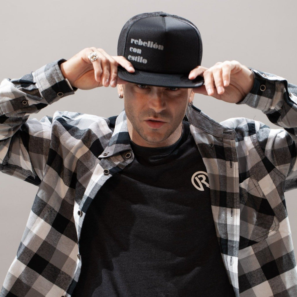 Rebelion con estilo black trucker hat