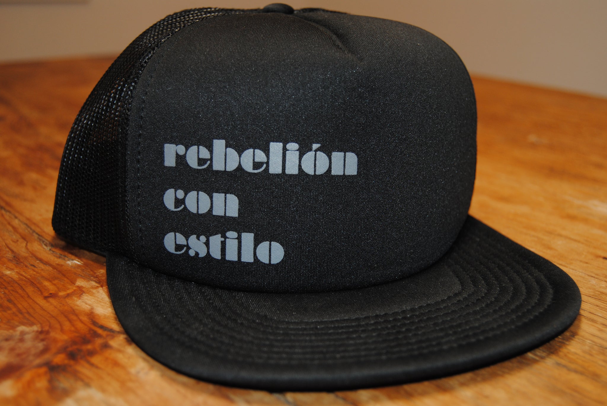 Rebelion con estilo black trucker hat – Revolt in Style