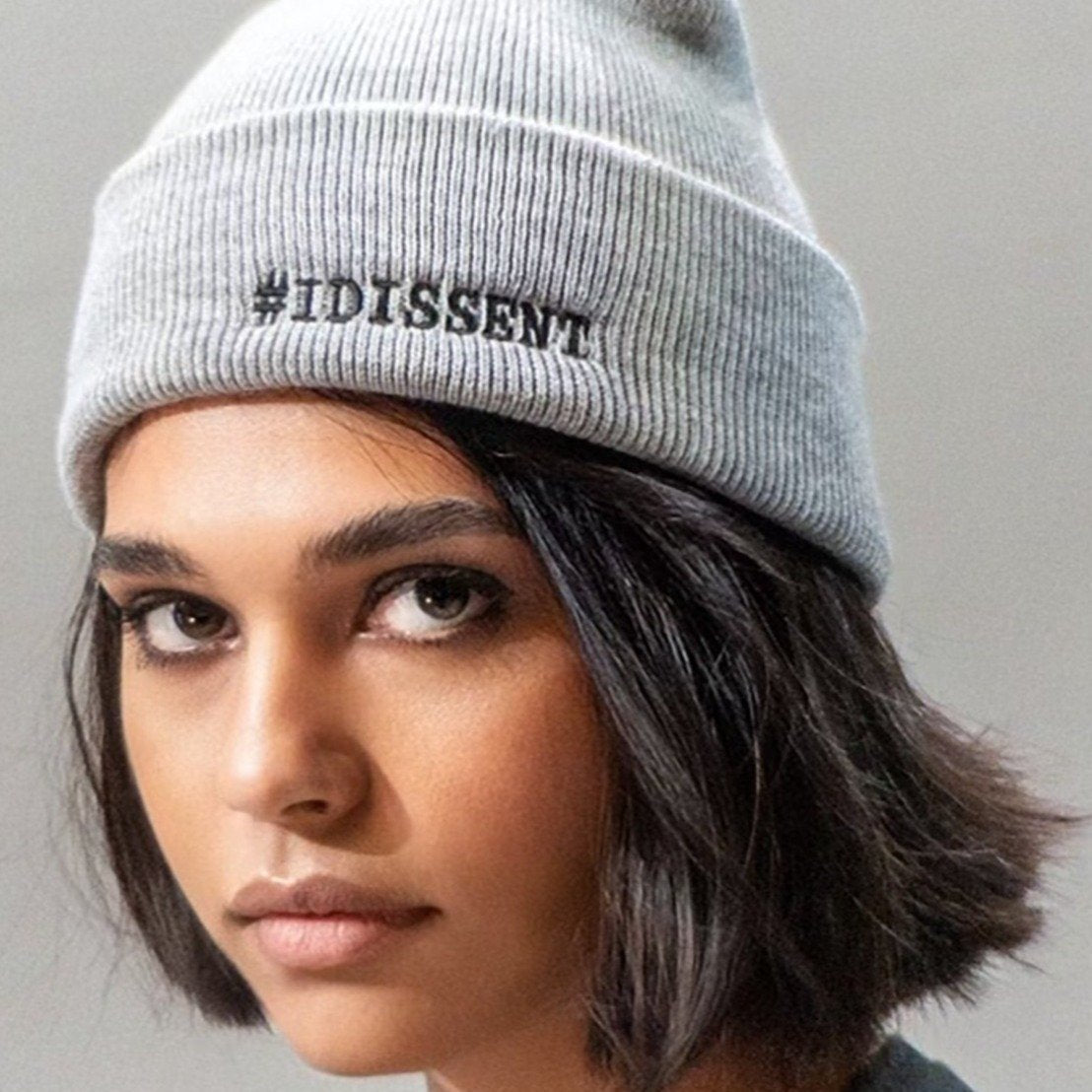 #IDISSENT beanie with pom pom - grey